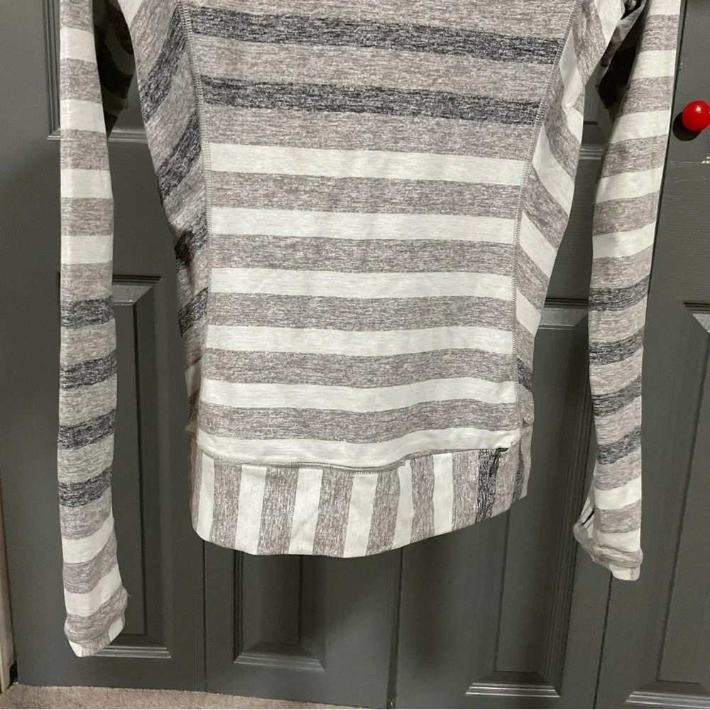 LULULEMON RACE YOUR PACE LONG SLEEVE MARSHMALLOW STRIPE SLATE YOGA DANCE EUC 6 - Picture 8 of 11